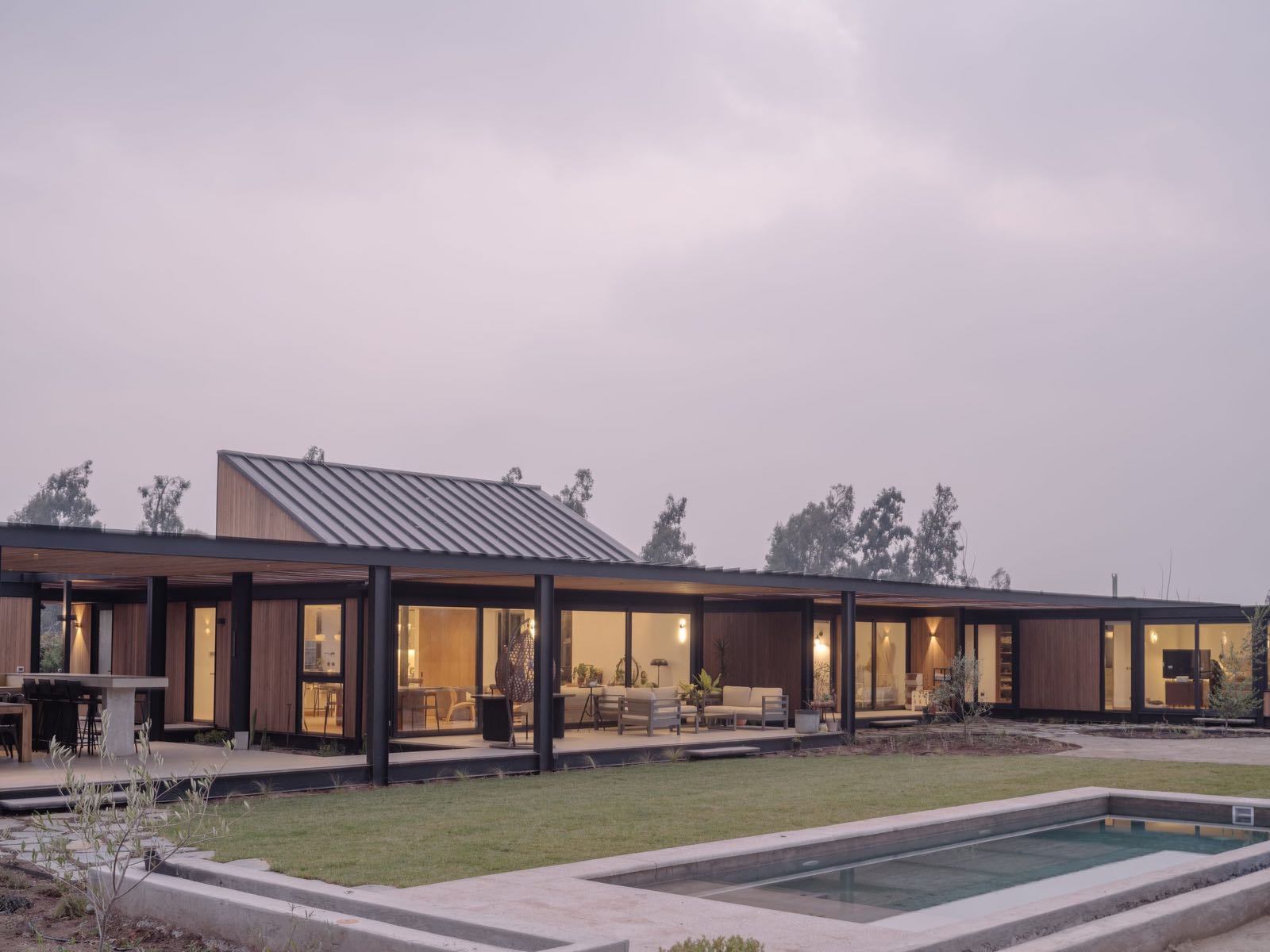 CASA CON LUCARNA, afueras de Santiago — obra de Paralelo Transversal, arquitectura en Chile