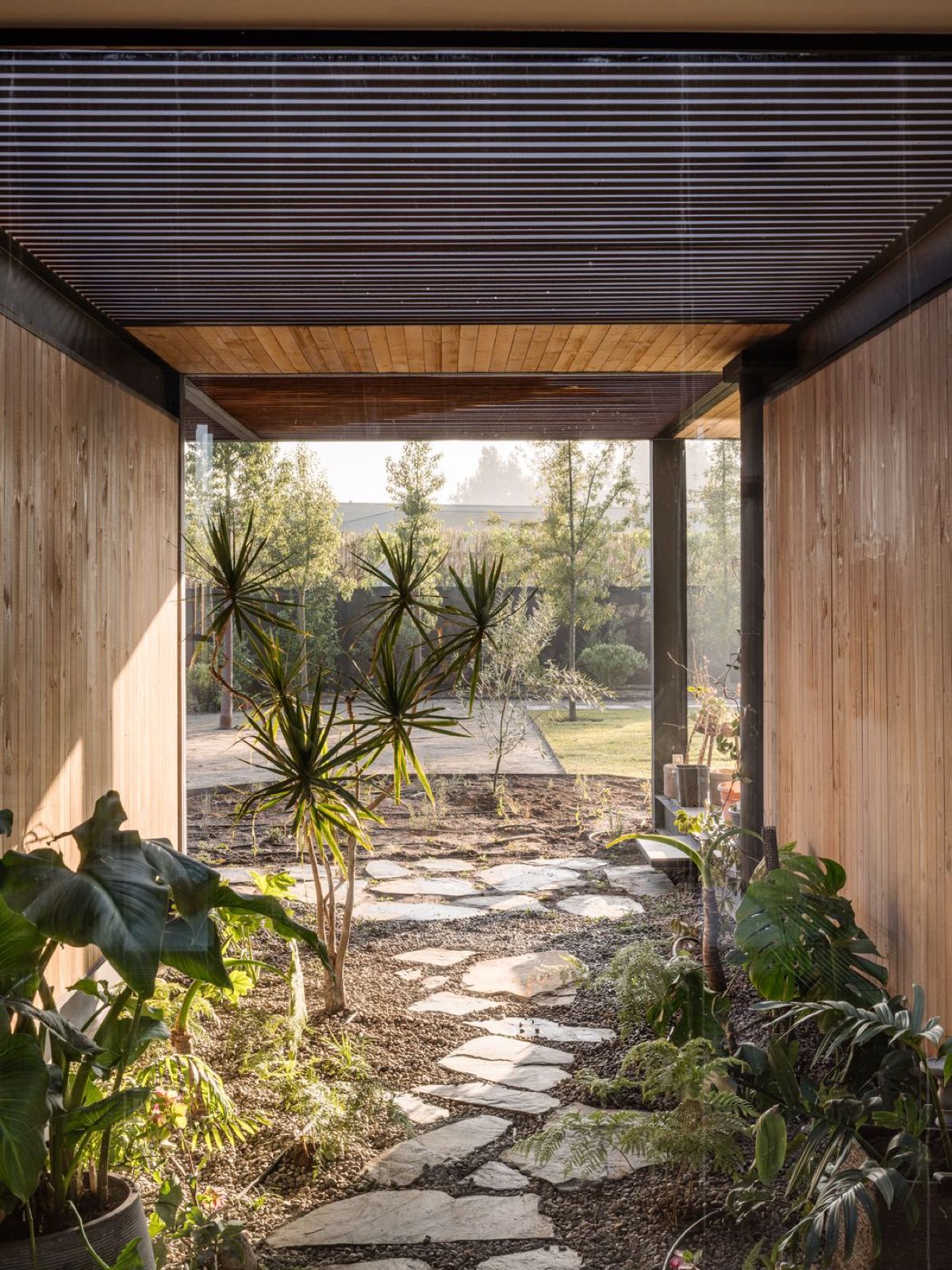 CASA CON LUCARNA, afueras de Santiago — obra de Paralelo Transversal, arquitectura en Chile (3)